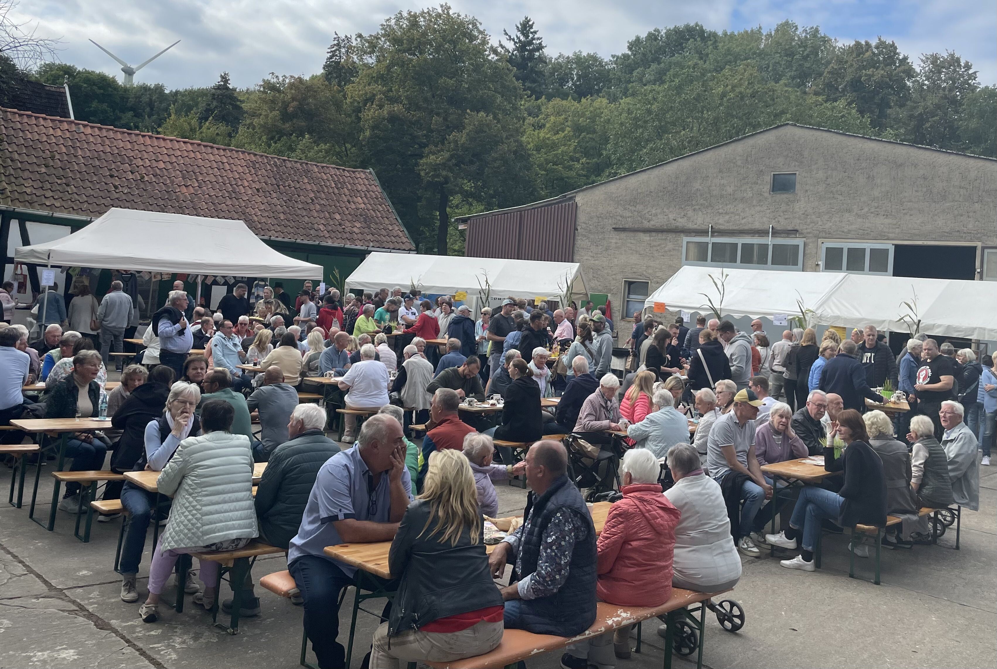 Ein Bild der Besucher des Backtages in Huchzen in 2024 2024 Backtag Huchzen