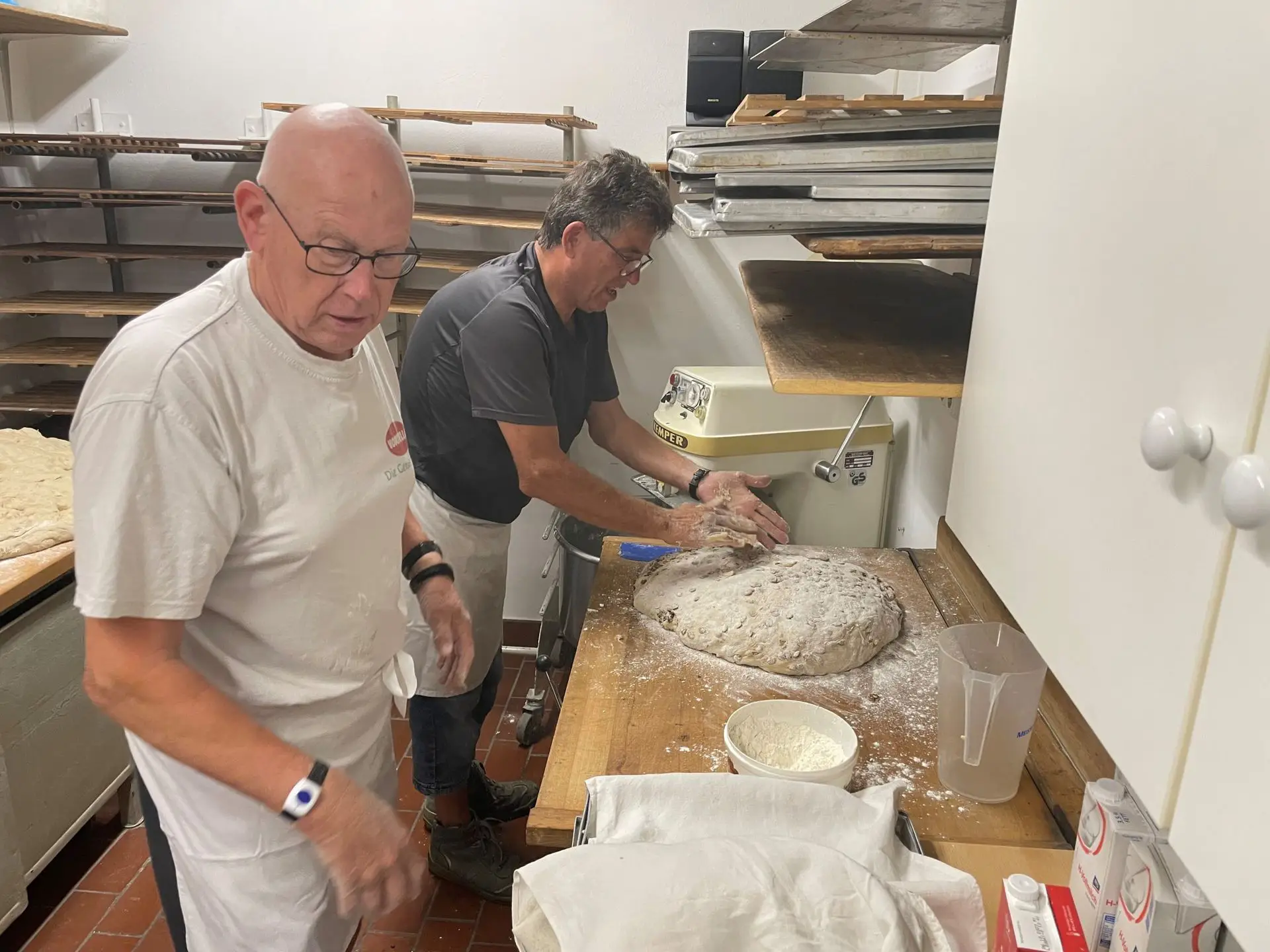 Was war los Fotomotiv zeigt Personen beim Backen im Backhaus