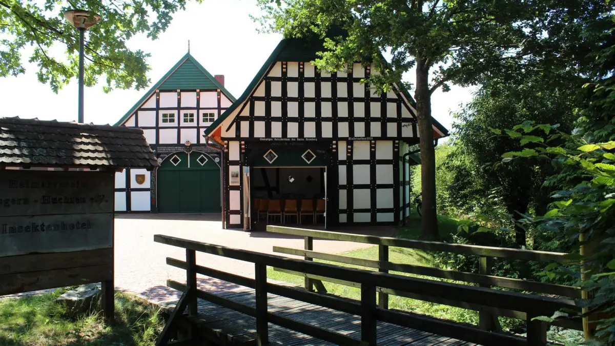 Das Heimathaus mit Backhaus Foto zeigt die zwei Fachwerkhäuser